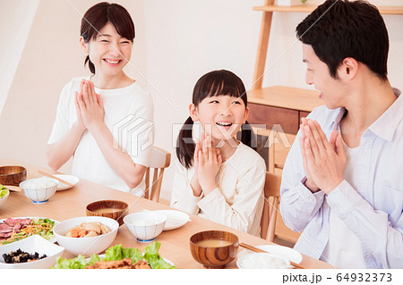 食卓　食事　家族　親子　夕飯　団らん　子供 64932373