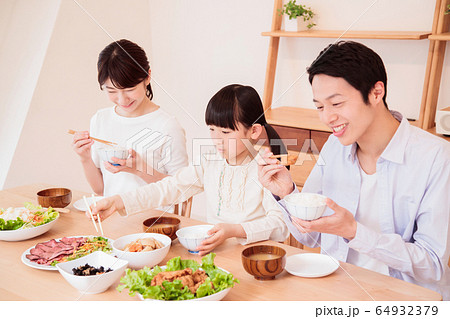 食卓　食事　家族　親子　夕飯　団らん　子供 64932379