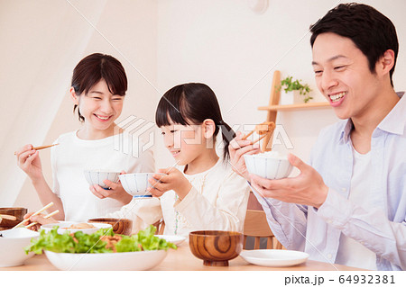 食卓 食事 家族 親子 夕飯 団らん 子供 食卓 食事 家族 親子 夕飯 団らん 子供 64932381
