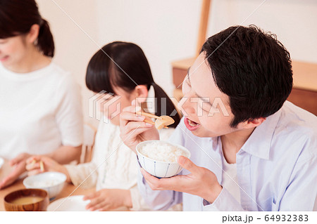 食卓　食事　家族　親子　夕飯　団らん　子供 64932383