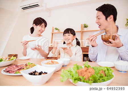 食卓　食事　家族　親子　夕飯　団らん　子供 64932393
