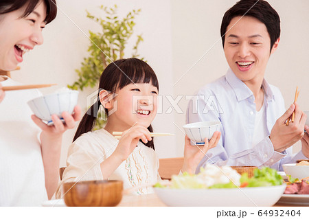 食卓　食事　家族　親子　夕飯　団らん　子供 64932404
