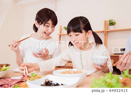 食卓 食事 家族 親子 夕飯 団らん 子供 食卓 食事 家族 親子 夕飯 団らん 子供 64932415