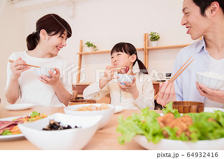 食卓　食事　家族　親子　夕飯　団らん　子供 64932416