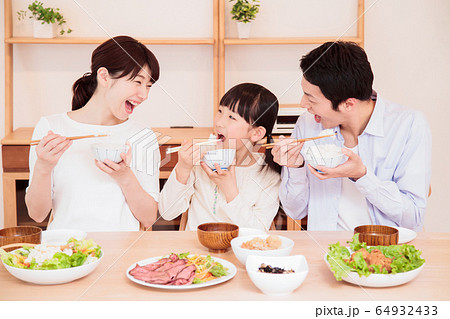 食卓　食事　家族　親子　夕飯　団らん　子供 64932433