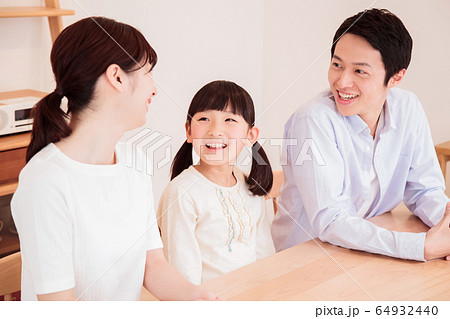 家族 親子 団らん 子供 ライフスタイル 家族 親子 団らん 子供 ライフスタイル 64932440
