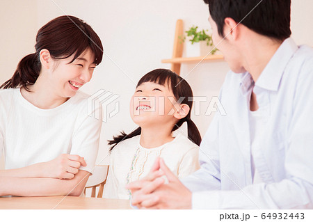 家族　親子　団らん　子供　ライフスタイル 64932443