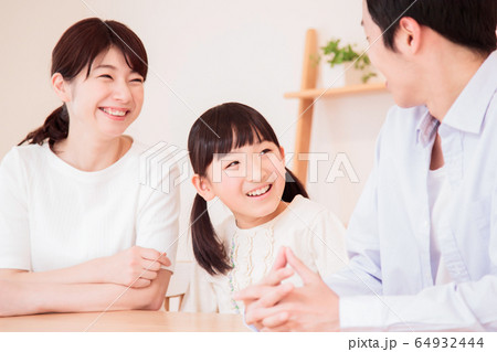 家族　親子　団らん　子供　ライフスタイル 64932444