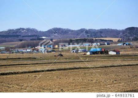 北海道の風景・耕起前の田園 北海道の風景・耕起前の田園 64933761