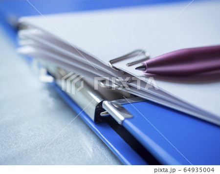 ビジネスイメージ・バインダー・書類・女性 64935004