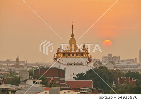 タイ・バンコクにある黄金の丘寺院「ワット・サケット(Wat Saket)」 64935976