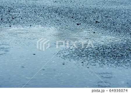 雨に濡れるアスファルト 64936074