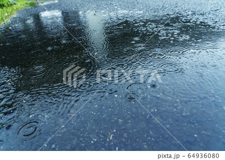 雨に濡れるアスファルト 雨に濡れるアスファルト 64936080