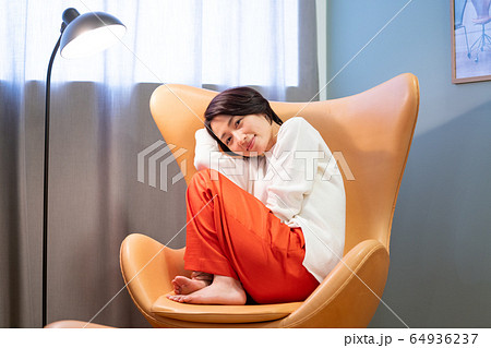 女性　椅子　くつろぐ　座る 64936237