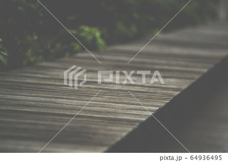 都市部のベンチ、都市部にある人の気配のないベンチ 64936495