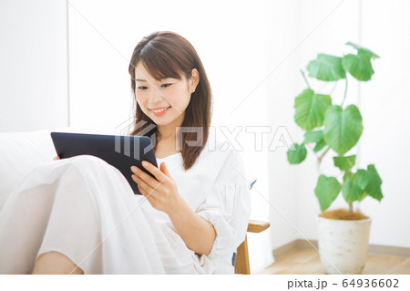 女性 タブレット 女性 タブレット 64936602
