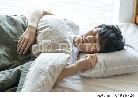 若い男性の寝顔 若い男性の寝顔 64936724