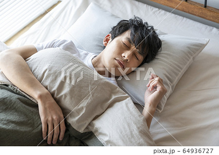 ベッドで眠る若い男性 ベッドで眠る若い男性 64936727