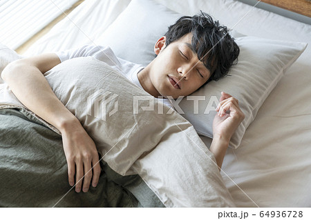 若い男性の寝顔 64936728