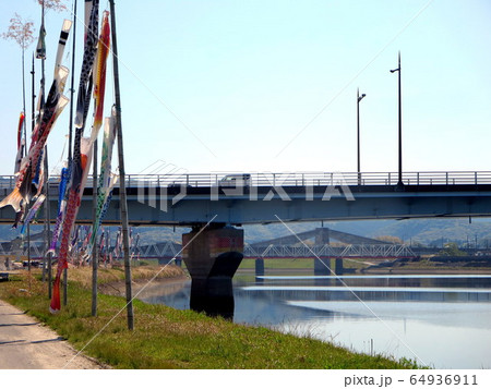 無風状態の鯉のぼり(薩摩川内市川内川） 64936911