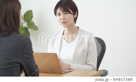 女性　ビジネス 64937366