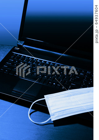 ノートPCとマスク 64937604