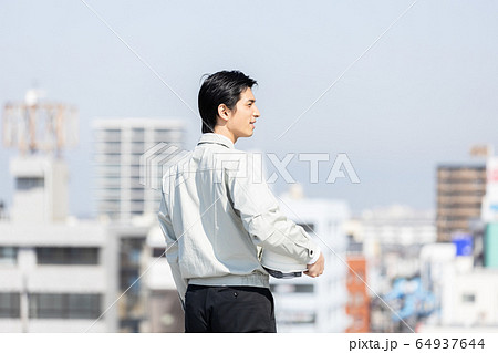 作業服の男性 作業服の男性 64937644