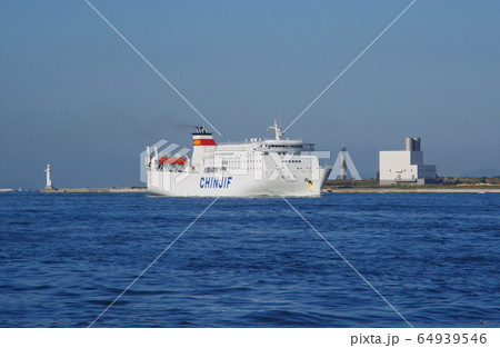 日中間の架け橋　高速フェリーの大阪港入港 64939546