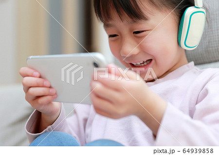 子供 (スマートフォン 子育て 育児 コピースペース 幼児 ヘッドフォン 自宅学習 ミュージック) 64939858