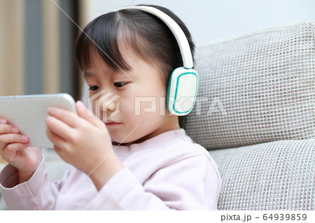 子供 (スマートフォン 子育て 育児 コピースペース 幼児 ヘッドフォン 自宅学習 ミュージック) 子供 (スマートフォン 子育て 育児 コピースペース 幼児 ヘッドフォン 自宅学習 ミュージック) 64939859