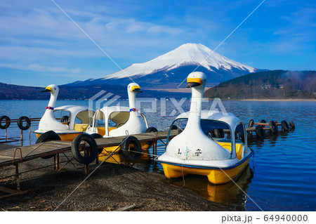 スワンボートの浮かぶ山中湖畔から富士山 64940000