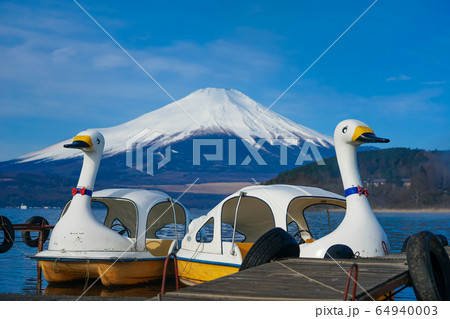 スワンボートの浮かぶ山中湖畔から富士山 スワンボートの浮かぶ山中湖畔から富士山 64940003