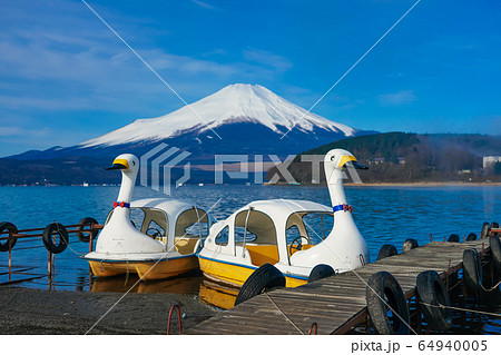 スワンボートの浮かぶ山中湖畔から富士山 スワンボートの浮かぶ山中湖畔から富士山 64940005