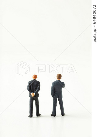 悩む ビジネスマン 悩む ビジネスマン 64940072