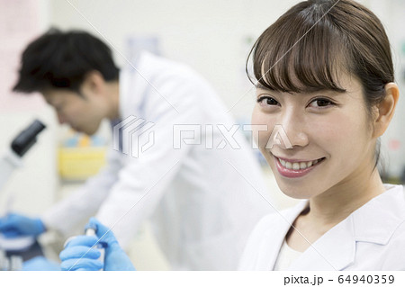 研究　開発　実験イメージ　マイクロピペット 64940359