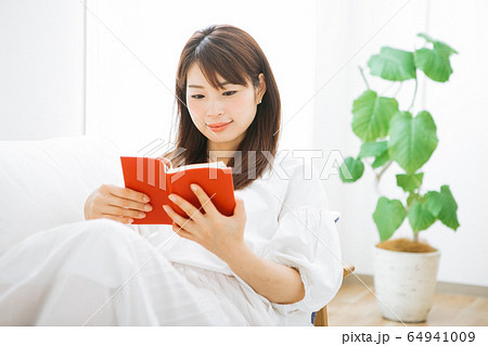 部屋で読書をする女性 部屋で読書をする女性 64941009