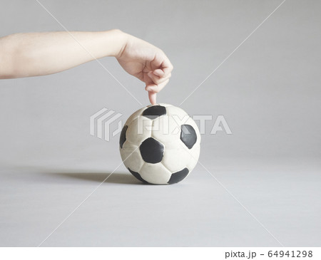 子供の手とサッカーボールとステイホームのメッセージの写真素材