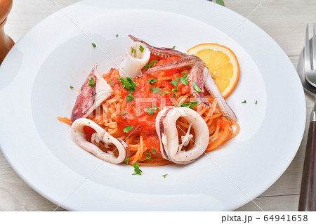 ヤリイカのトマトソースパスタ。槍烏賊のトマトパスタ、イタリアンパスタ、シーフードスパゲッティ。 64941658