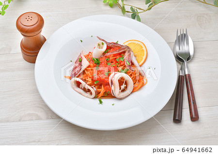 ヤリイカのトマトソースパスタ。槍烏賊のトマトパスタ、イタリアンパスタ、シーフードスパゲッティ。 64941662