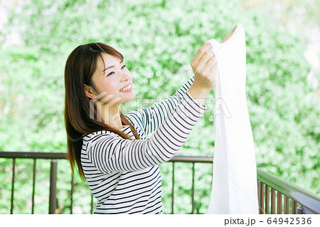 洗濯物を干す主婦 洗濯物を干す主婦 64942536