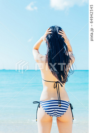 水着の若い女性 水着の若い女性 64942545