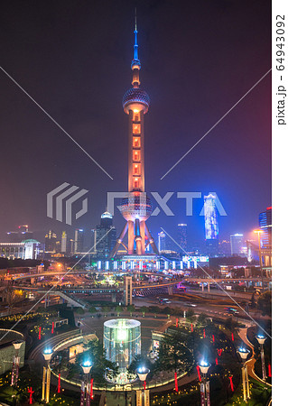 《上海》陸家嘴の夜景・摩天楼 64943092