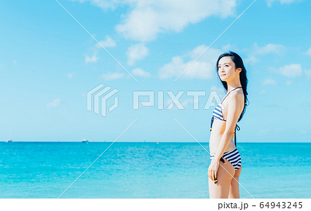 水着の若い女性 水着の若い女性 64943245