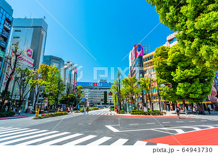 東京　池袋　東口五差路交差点 64943730