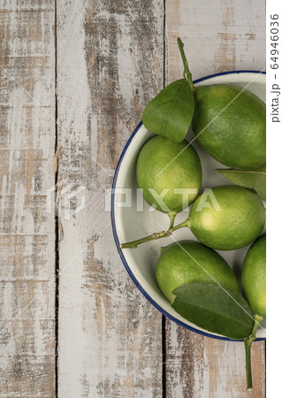 fresh green limes on a wooden table 64946036