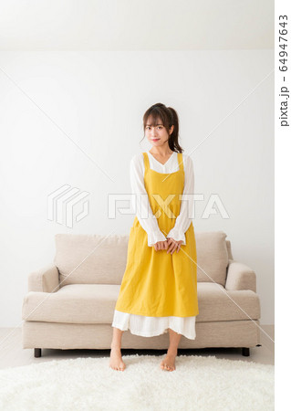 エプロン姿の女性 64947643