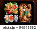 親子煮弁当 64949632