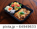 親子煮弁当 64949633
