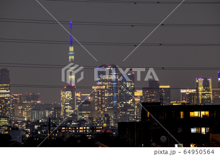日本の東京都市景観 新型肺炎“都市封鎖”。“柵”(高圧電線)の奥に東京都心=21日、宣言から2週間 日本の東京都市景観 新型肺炎“都市封鎖”。“柵”(高圧電線)の奥に東京都心=21日、宣言から2週間 64950564