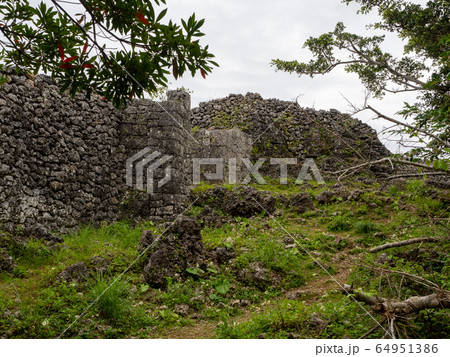 中世を偲ばせる糸数城跡　南国の楽園　沖縄 64951386